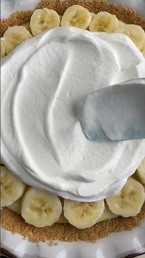 Banana cream pie featuring homemade vanilla pudding, whipped cream & a buttery graham cracker crust🍌