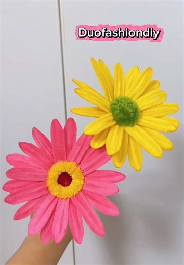 Create Beautiful DIY Pipe Cleaner Daisy Flowers