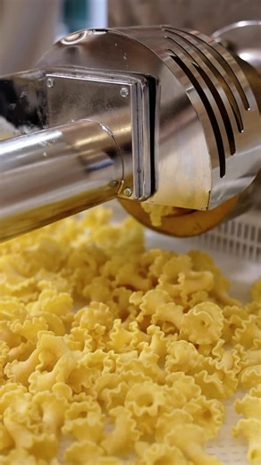 ADELINA BAR À PÂTES / PASTA BAR on Instagram: "This is how we create the pasta you all love! Watch as we install our Campanelle mold to make fresh pasta with just semolina and water. . C’est ainsi que nous créons les pâtes que vous adorez! Regardez-nous installer notre moule Campanelle pour préparer des pâtes fraîches avec seulement de la semoule et de l’eau. #adelinapastabar #freshpasta #montreal #westisland #explore"