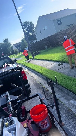 Day 12 👏 #lawncare #foryoupage #edging #lawntok #fyp #comment