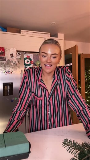 Kelly Medina Enos on Instagram: "Make a Christmas Day Centrepiece with me 🎄🤶🏼"