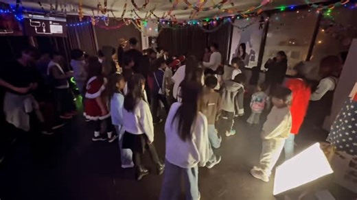 ライオダンススタジオ on Instagram: "Line Dance講座① 今回は、お客様にも一緒にダンスの楽しさを体験していただく特別企画！ 海外では、この曲が流れたら誰もが同じ振り付けで踊る“定番ラインダンス”がいくつかあります。 その中でも特に代表的な「Cupid Shuffle」にチャレンジしていただきました💃✨ #linedance #cupidshuffle #クリスマス会 #クリスマスパーティー #昭島 #昭島ダンススタジオ #ダンス習い事 #キッズダンス #ダンスレッスン #ライオダンススタジオ #ryodancestudio"