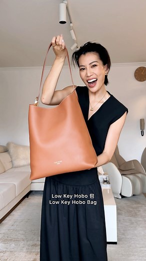 各位莫寶！！！ 為大家隆重介紹 Louis Vuitton 全新最強包款 Low Key Hobo🤎🤎🤎 當我一看到這款Low Key Hobo就一見鍾情 完全是我目前喜歡的大菜🥹 沒想到現在就收到了我真的要哭了😭🙏🏽🩷 應該有感受到我的喜悅吧😂 在近年來越來越講究鬆弛感的時刻 Low Key Hobo真的推出的恰恰好 簡約的線條、低調的奢華 包型呈現時髦又休閒的輪廓 最喜歡這款包的細節設計 在掛鎖的地方可以調節長度肩帶 按照心情、穿搭、身高來決定今天要背的長度跟感覺… 同時又展現了LV品牌經典的標誌元素 你們說這款包是不是超級超級好看又實用🥹🤎 | 莫莉
