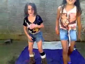 Meninas dançando Tim bum pá das Chiquititas