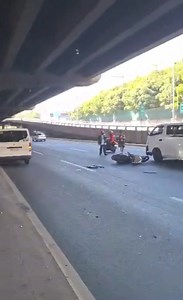 From a reader: “ATM accident here on Osmena Highway southbound. Bago umakyat ng Skyway near Villamor rotonda. One motorcycle, two vans, one truck, and one sedan. “Apparently, sinita ng enforcer yung mc 125cc who was about to go up the Skyway ramp, then biglang bumalik sa highway. It was then na natamaan siya ng van then domino effect na sa likod.” | VISOR