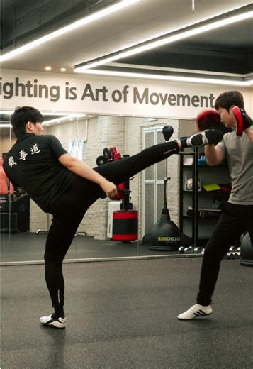 J.K.D Mitt training. . #brucelee #martialarts #jkdstudio #Motivation #Disciplin #Fyp #workout #jkd #exercise #kick #punch #selfdefense #garosugil #mitttraining #이소룡 #무술 #절권도스튜디오 #운동하는남자 #운동남 #가로수길