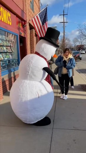 This snowman said ‘Happy Holidays’ in the SCARIEST way possible 😂❄️ Be honest… would YOU have screamed? #SnowmanPrank #HolidayLaughs #FunnyReels #ScarePrank #WinterComedy #StreetPrank #CaughtOnCamera #HolidayFun #ReelsUSA #PrankLife #LOLVideo #fypシ #doorcamdiaries | Oops Happens