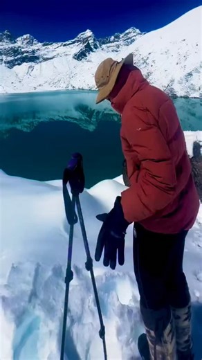 Gokyo Ri, Nepal one of the most extraordinary high-altitude viewpoints on Earth! 🏔️🇳🇵 Rising above the iconic turquoise Gokyo Lakes, this majestic peak offers an unmatched 360° panorama of the Himalayan giants, including Mount Everest, Lhotse, Makalu, and Cho Oyu four of the world’s tallest mountains standing together in one breathtaking frame. 😍🌍 From the steep early-morning ascent to the magical moment when the sun breaks over the horizon, the journey to Gokyo Ri is filled with beauty, ch