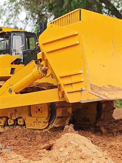 1/14 D575 Metal Hydraulic Dozer – BIG, HEAVY, and UNSTOPPABLE! 😤 Just look at its outdoor dominance—this beast’s got the pressure, and you’ve got zero worries handing it any job!#toucanhobby #scalemodel #rchobby #creativefilm #model #custom #rc #controller #machine #bulldozer