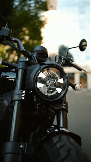 The aesthetic pioneer, BENDA Motorcycle Dark Flag 500 Commander, ushers in the era of cruising riding! 🌟 Brembo caliper 🌟 16L super fuel tank integrated floating LED display 🌟 Cruise control TFT full-color dashboard 🌟 Electronic air suspension 🌟 Muscling sense Shark Gill tank print #darkflag500 #BENDA #bendamotorcycle #motorcycle #motorcycles #motorbike #motorbikelife #500cc #cruiserbike | BENDA Global