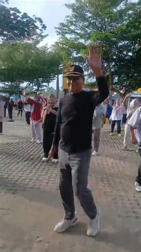 KBR Solok Selatan | Sumbar on Instagram: "Minggu pagi (25/1/2026) di Ruang Terbuka Hijau (RTH) Muara Labuh terasa berbeda. Alunan musik senam berpadu dengan tawa dan semangat puluhan peserta yang memenuhi kawasan tersebut dalam kegiatan Car Free Day (CFD) rutin Kecamatan Sungai Pagu, Kabupaten Solok Selatan. Beragam kalangan larut dalam suasana kebersamaan. Staf Ahli Bupati Solok Selatan Novirman, Camat Sungai Pagu Adila Rekriyaldi, unsur pemerintahan nagari, aparatur sipil negara (ASN), hingga 