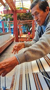 🧶 Tejiendo tradición en telar con lana de alpaca.🦙 Cada hilo cuenta nuestra historia. 🇵🇪✨ #telar #artesanias #hualhuas #huancayo #tejidos #inkaroca #mantas #alpaca | Artesanía INKA ROCA