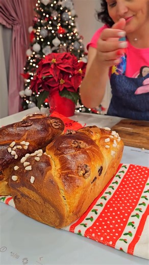 Dragilor va las cea mai buna reteta de Cozonac , incercati si veti avea reusita Garantata ! Cele care ati incercat deja reteta , va rog sa imi trimiteti poze in comentarii , va pup ! Ingrediente Aluat: -1 kg faină -7 gălbenușuri -coaja de la o lămâie -coaja de la o portocală -250 g zahăr -300 ml lapte cald -50 g unt moale -50 ml ulei -45 g drojdie proaspătă -200 g de smântână -1 lingură esență de vanilie. Cremă: -5 albușuri -400 g de nucă măcinată -150 g de zahăr -2 linguri cacao -1 lingură esen