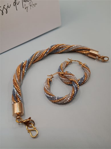 Raso di Seta Celeste ✨ Un set artigianale realizzato a mano con perline Miyuki, dove l’azzurro polvere incontra il cristallo e l’oro scalda ogni riflesso. Boccoli e bracciale dialogano tra loro in una trama fluida e raffinata, ispirata alla morbidezza del raso di seta. Per chi ama gioielli unici, essenziali e senza tempo #gioielliartigianali #miyukibeads #love #handmade #accessoridimoda • Info? Scrivimi nei messaggi 💌 • Vuoi dare un’occhiata ad altre mie creazioni? @riflessi_di_luce_by_rosa 🌺