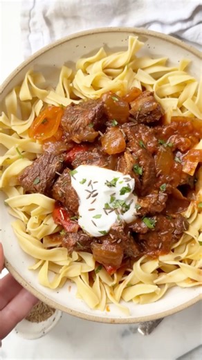 (51.5g protein • 5.5g fiber) Slow Cooker Hungarian Goulash 💛😋 ✨ Comment “recipe” and I’ll DM you the link! Tender beef slow cooked in a rich, paprika-spiced sauce that tastes even better the next day. Cozy, comforting, and protein-packed! ✅ Slow cooker does the work ✅ Freezer-friendly ✅ Smells amazing while it cooks Save this one for your next chilly night — it’s the kind of comfort food that never gets old. 🍲💛 Follow @skinnytaste for more high-protein dinners that actually taste good. You’l