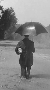 ☔ Une pluie de folie s'abat sur la Cinémathèque ce week-end ! Avec le génial Buster Keaton dans le rôle d'un marinier confronté à un cyclone et des machines récalcitrantes, à bord d'un bateau vapeur sur le Mississippi. Luttant contre d'énormes bourrasques (des moteurs d'avion ont été installés sur le tournage), Keaton en homme aux semelles de vent arc-bouté, marche quasiment à l'horizontale, essaye de remonter l'air comme un saumon dans la rivière ! Tout le film n'est que folie, grâce et poésie.