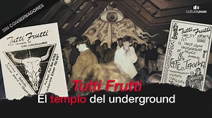 📽️🎸 Tutti Frutti no fue solo un bar clandestino: fue el corazón palpitante de una generación que rompió moldes. En plena CDMX de los años 80, se convirtió en refugio para jóvenes rebeldes, epicentro de la contracultura y vitrina de una nueva escena musical. Por ahí pasaron bandas como Las Insólitas Imágenes de Aurora (germen de Caifanes), Santa Sabina y La Maldita Vecindad. 🎬 No te pierdas "Tutti Frutti. El templo del Underground", documental de Laura Ponte y Alejandro Albert que retrata el e