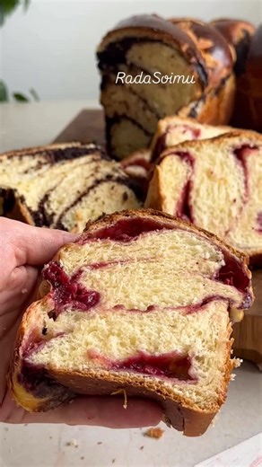 Rada Șoimu on Instagram: "✅ Cozonaci pufoși și aromați 👌 Ingrediente (2 cozonaci): • 1 kg făină • 30 g drojdie proaspătă sau 10 g uscată • 500 ml lapte • 5 gălbenușuri (păstrăm albușurile) • 150 g unt moale sau topit (sau ulei) • 150 g zahăr • 0,5 linguriță sare • 1 lingură esență de vanilie sau rom • Coaja de la o lămâie • Coaja de la o portocală ⸻ ✅ Mod de preparare: 1. Punem într-un bol laptele cald, drojdia, o parte din zahăr și puțină făină (din cantitatea totală). Amestecăm și lăsăm 10 mi