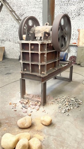 Industrial Power: Crushing Large Rocks into Aggregate with Jaw Crusher