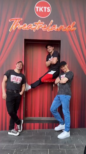 Grease is show of the week! Hand jive your way over to the TKTS booth! 😎 GO GO GO! 🚗⚡️