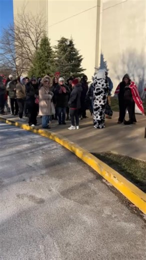 Go Hoosiers! Fans are lined up in Bloomington to get a free rally towel ahead of Monday's national championship game in Miami. https://www.wthr.com/article/sports/local-sports/when-is-the-cfp-national-championship-game-indiana-hoosiers-miami-hurricanes-football-title-espn/531-aa4618bf-c55d-4177-a0cf-b80fec3e72fa?utm_medium=social&utm_source=facebook_WTHR-TV | WTHR-TV