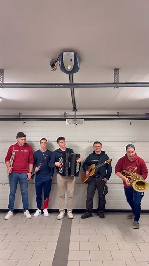 137K views · 5.8K reactions | Letztens bei der Probe: „Die Hände zum Himmel“ – natürlich im Oberkrainer-Style!  #diejungengailtaler #oberkrainerforever流 #musik #oberkrainer #volksmusik #musikanten #gailtal #kärnten #oberkrainermusik #polka #avsenik #djg | _diejungenGailtåler_ | Facebook