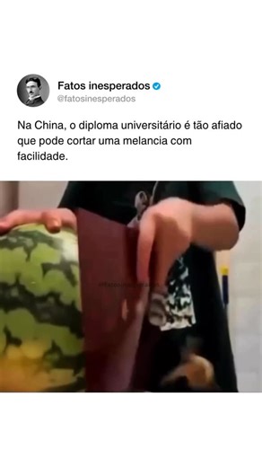 FATOS INESPERADOS on Instagram: "Na China, até as lembranças de formatura chamam atenção pelo exagero. Este vídeo mostra um certificado de diploma universitário extremamente rígido, a ponto de parecer capaz de cortar madeira como se fosse uma lâmina. Apesar de ser claramente uma encenação feita para efeito visual, a cena brinca com a ideia de que a educação é levada muito a sério no país."