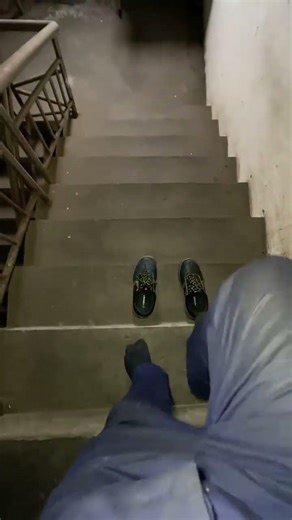 Technology flow mirror transition. Shoes ran away. Technology flow mirror. Technology flow comes