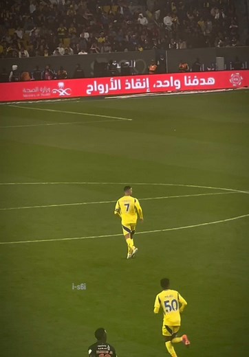 #النصر #cristianoronaldo #alnassrfc💛💙 #cr7 #النصر_السعودي #النصر_العالمي 40 سنة ‏الدقيقة 75 ‏تسارع مُرعب،كأن قدميه تُكذب شهادة ميلاده 40 years old. 75th minute. A terrifying burst of speed, as if his feet are denying his birth certificate.
