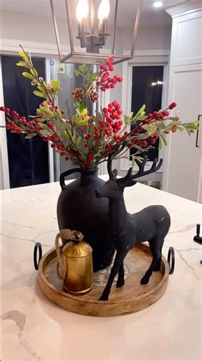 Christmas Kitchen Island Styling 🎄 | Cozy Neutral Christmas Decor Ideas #shorts