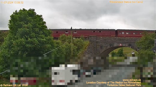 🚂Low Sleights Road Steam 📸Our first look at steam on our new #Ribblehead cameras, as West Coast Railways 34067 'Tangmere' leads today's 'The Dalesman' charter to #Carlisle ℹ️Return working over the viaduct at 18:21 - Track it at https://tinyurl.com/3ppnzd3h The Station Inn | Railcam