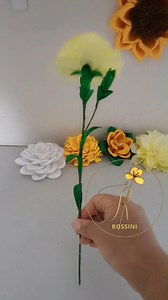 aprende hacer lindos claveles con cinta 😊 #rossini #claveles | Rossini