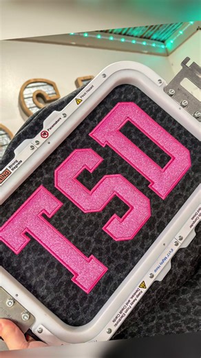 This flamingo pink glitter may be a new favorite 💕