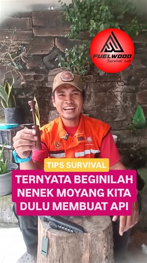 Fuelwood Survival Lab on Instagram: "GOBEK API /FIRE PISTON: SALAH SATU KEJENIUSAN NENEK MOYANG KITA DULU DALAM MEMBUAT API!!! Gobek api (atau fire piston) adalah alat tradisional kuno khas Asia Tenggara untuk menyalakan api menggunakan prinsip fisika kompresi udara adiabatik. Alat ini terdiri dari tabung dan piston (biasanya dari bambu/kayu) yang menaikkan suhu udara secara drastis hingga membakar bahan bakar (rabuk) di dalamnya saat ditekan cepat. Berikut adalah poin-poin penting mengenai gobe