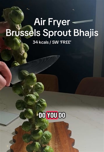 Brussels sprout bhajis may just change your mind about sprouts! 🌱 Totally delicious, crunchy, crisp, earthy and healthy - only 34 calories a piece! They’re so easy to make too - just chuck a few ingredients together and air fry - easy healthy snacks never tasted so good! Plus if you’re on Slimming World they’re free using 1/2 of one healthy extra fibre choice for a serving of four bhajis - what’s not to love?! Ingredients (makes 12): 300g Brussels sprouts 1 tbsp medium curry powder 1 tsp garam 