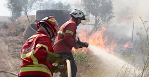 Incêndio lavra há mais de 16 horas em Louriçal do Campo