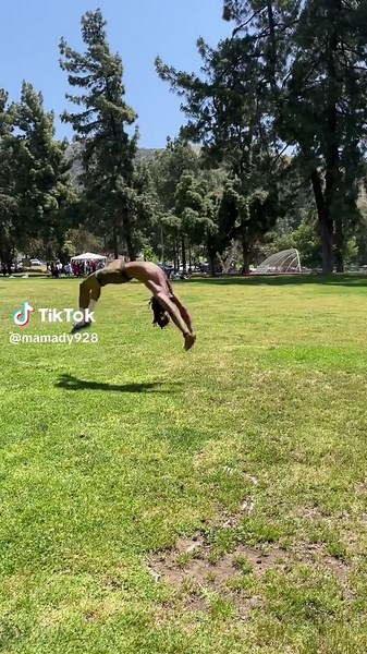 Backhand spring 💪🤸🏾‍♂️🔥 #acrobat #athlete #cirqueway #motivation #viraltiktokvideo #viralvideo #gymnastics #tiktokviral #teamwork #massfollowing🔥🔥 #