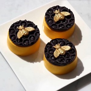 1.8M views · 812 reactions | Pretty & delicious BEE-themed chocolate treat!  | MetDaan Cakes | Facebook