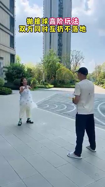 This children's throwing and catching ball is really fun. It's cool to throw and catch it. It's als