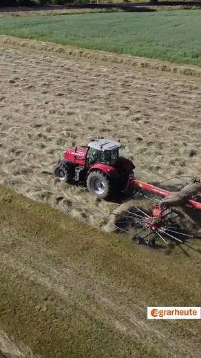 Eine Drohnenaufnahme von der Heuernte 2022 schickt uns H&M Michel GbR.. 🚜🤗 "Wir freuen uns schon darauf, dieses Jahr auch wieder mit dem Heu in die aufregende und auch anstrengende Saison 2023 zu starten, denn Landwirtschaft ist Leidenschaft. Am liebsten fahren wir mit unserem Massey Ferguson 8727 und der Krone Big Pack 1290 HDP VC Presse mit Ballen – Sammelwagen." 📸Schickt uns eure Videos aus der Landwirtschaft, am Liebsten mit einer kurzen Beschreibung eurem Facebook-Namen und im Laufe der 