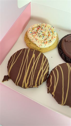 Crumbl never disappoints 💅#twix #reesespeanutbuttercups #brownie #crumbl @highlight | Stephanie Mitchell