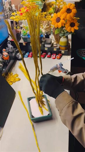 The process of creating a bonsai tree from wire. #diycrafts #art