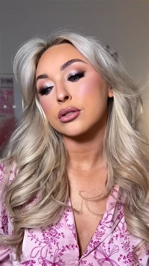 Make Up by Emma on Instagram: "First makeup tutorial of 2026 and its a good one 🤭🩷 #eyeshadow #eyemakeup #makeupinspo #eyeshadowlooks #makeuptutorial @patricktabeauty @morphebrushes @rarebeauty @ardellbeauty"