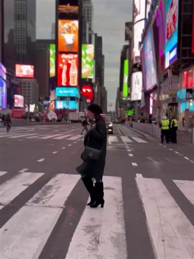 Dat ultieme New York gevoel 🍎 perfect op video vastgelegd door medereiziger @lovely_wander ! Staat een NYC stedentrip op jouw reislijstje? | Skyscanner