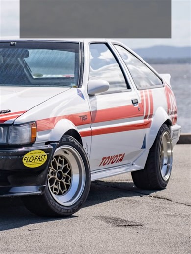 伝説の“ハチロク”が再び走り出す──。 昭和58年式 トヨタ カローラ レビン AE86が、オーストラリアのオークションで落札！ N2クラス参戦歴を持つこの個体は、4A-GEエンジンを徹底チューニングし、 HKS272カム、Wisecoピストン、TRDショック、2WAYデフなどを装備した本格レーシング仕様。 日本生まれの走り屋魂が、南半球のサーキットで再び火を吹く。 その最終落札価格は…約370万円！🔥 峠、ドリフト、モータースポーツ、クラシックトヨタ── ハチロク伝説の進化を、ぜひご覧ください。 🚗 車好き・JDMファンの方はぜひチャンネル登録を！ 👍 高評価＆コメントで、あなたの推し車も教えてください！ #AE86 #トヨタ #カローラレビン #ハチロク #ToyotaAE86 #ToyotaLevin #ドリフト #旧車 #クラシックカー #モータースポーツ #オークション #JDM #スポーツカー #レーシングカー #走り屋 改造車がなんでも大好き４０代のおっさん A picture of a modified car drawn by AI 応援お願いします！ twit