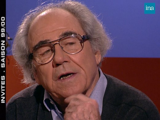 Thierry Ardisson accueille Jean Baudrillard pour une interview captivante. Il revient sur les thèmes centraux de son ouvrage L'Échange Impossible. Il explore sa vision du monde, se définissant comme "transfini" et revendiquant une posture anti-culturelle ancrée dans ses racines. Refusant l’étiquette d’intellectuel qu’il juge prétentieuse, il analyse les dynamiques d’échange, affirmant qu’aucune certitude n’existe sans interaction. L’auteur aborde également des sujets variés : les droits de l’hom