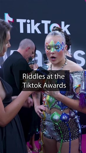 How many Tiktok stars does it take to solve a riddle? @JoJo Siwa 👀 #tiktokawards #jojosiwa #riddle @Cyril Riley @Claudia @Austen @Lime Cordiale @jojo @elle ray @Maddy @Josh & Matt @Tahnee Cook @Tina