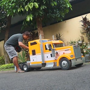 Giant Kenworth RC Semi Truck start driving #rctruck #diycrafts #kenworthw900 | Julius Perdana