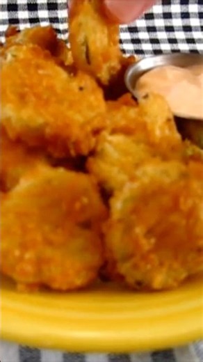FRIED SLICED DILL PICKLES 😋 So YUMMY 🤩 #food #pickle #homemade #recipe #tutorial