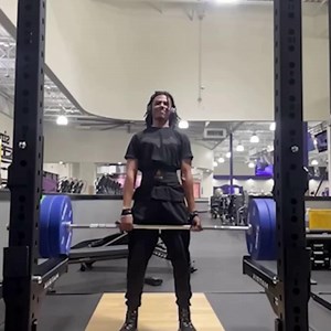 A teen collapses attempting a 138 kg lift | The Mirror